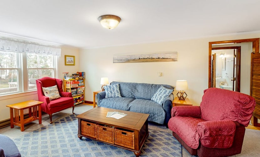 2nd floor Cottage, Oceanview, Deck, Shared Grill, & Outdoor Shower