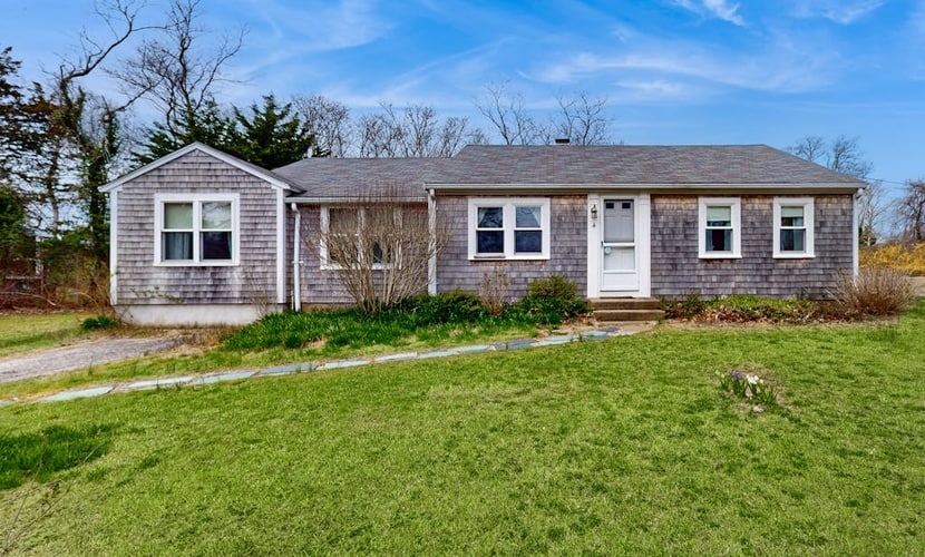 Skaket Beach escape: Corner-lot home with big yard - walk to Warm Bayside Shore