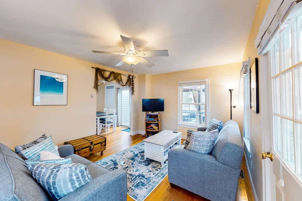 Classic dog-friendly home with private washer/dryer & outdoor shower