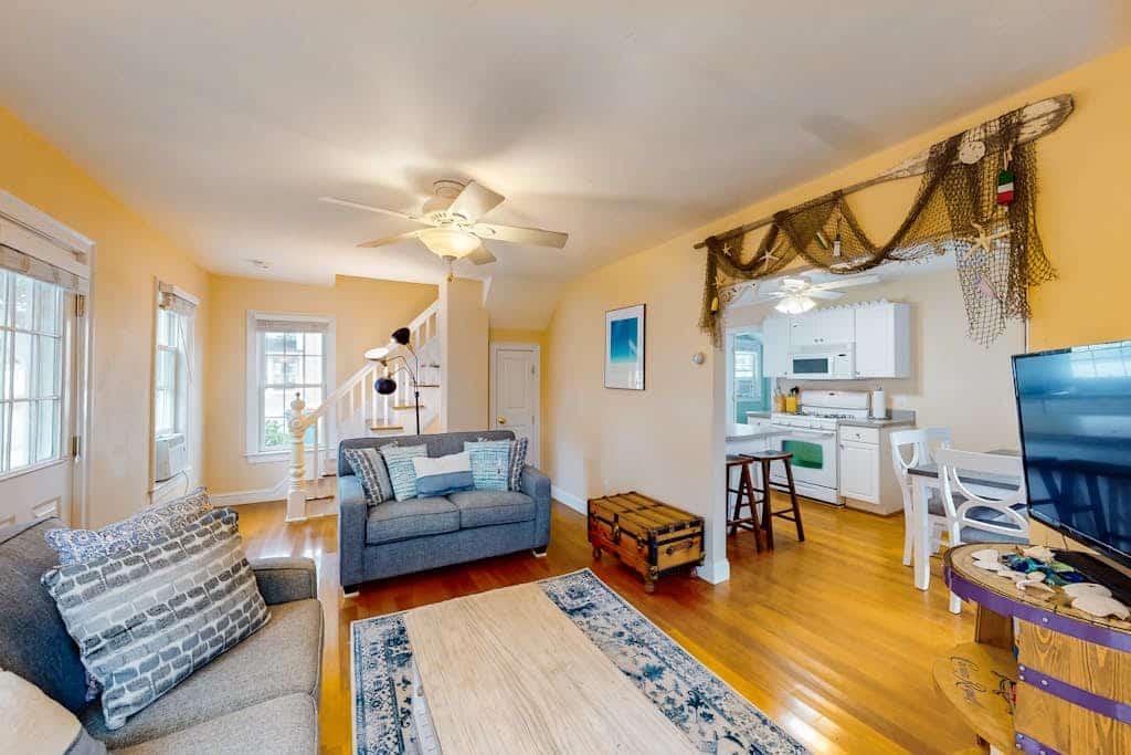 Classic dog-friendly home with private washer/dryer & outdoor shower