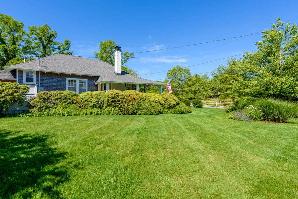 Enchanting bungalow with golf nearby, full kitchen, central AC, & washer/dryer