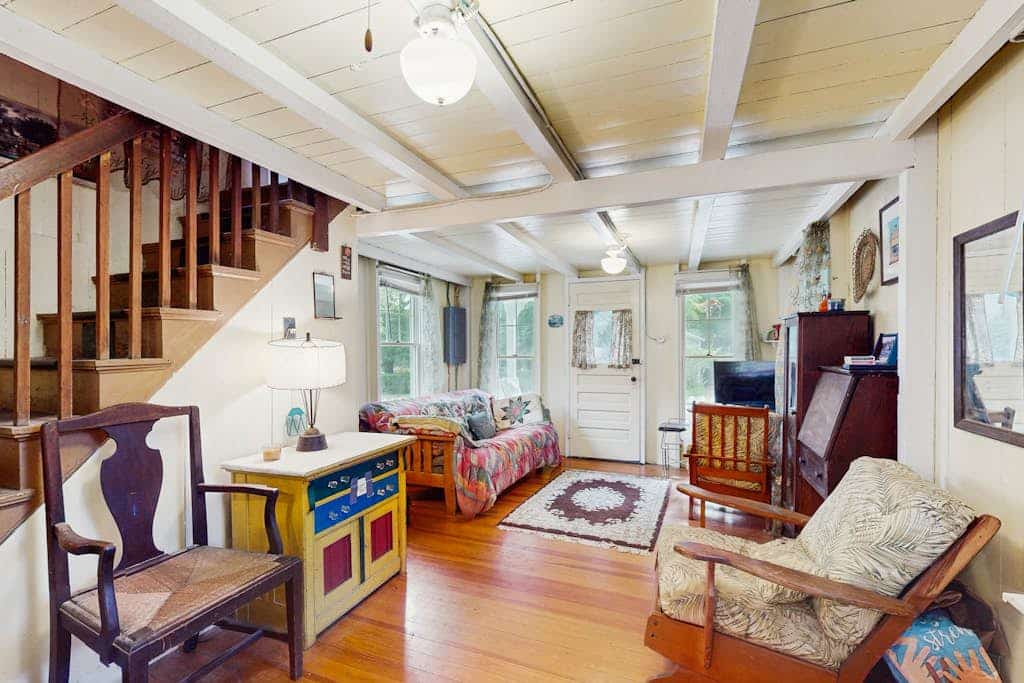 Cozy island cottage near local attractions with breezy yard & inviting interior