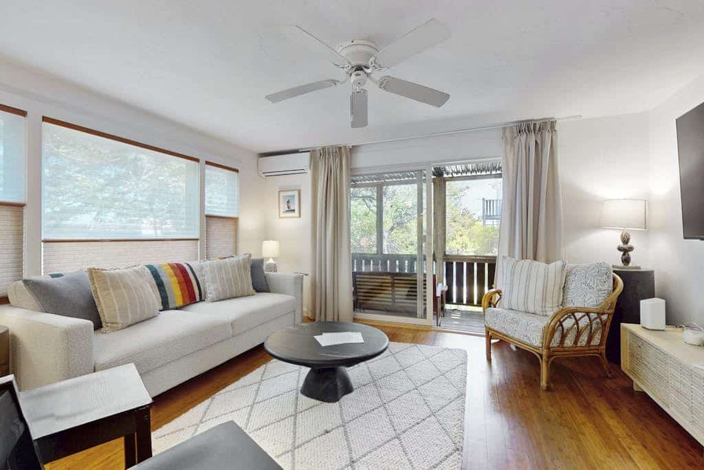 Cheerful condo with enclosed porch, next to Cape Cod Bay with beach access