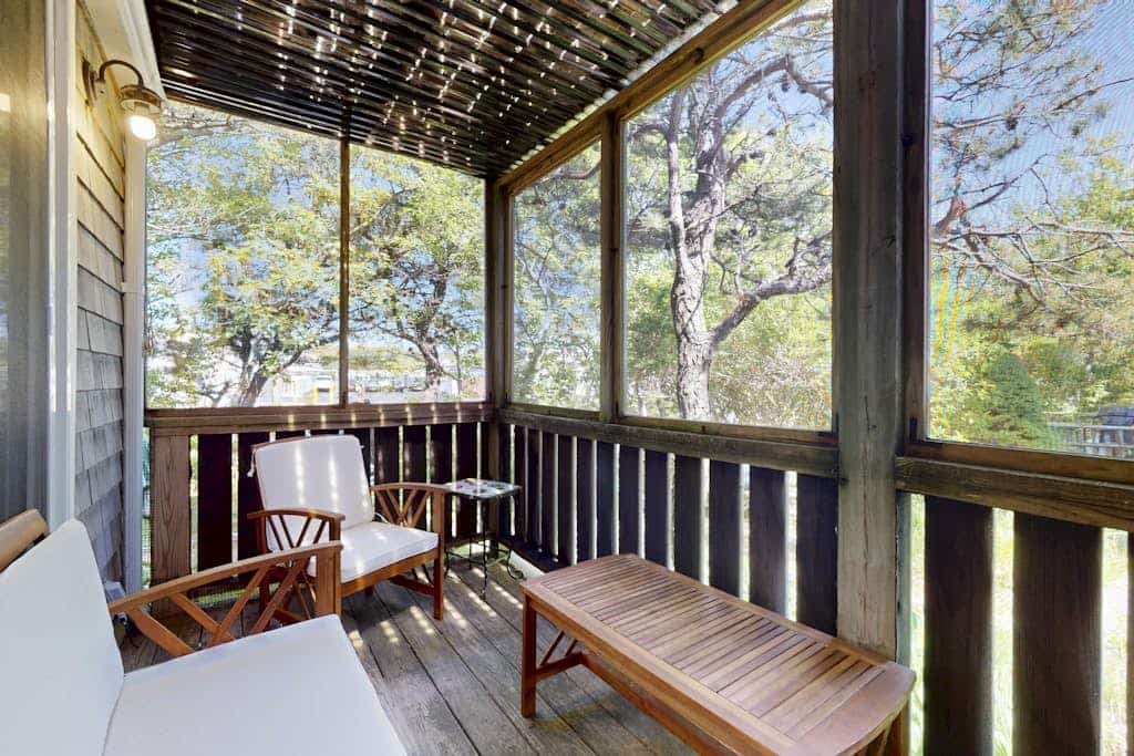 Cheerful condo with enclosed porch, next to Cape Cod Bay with beach access