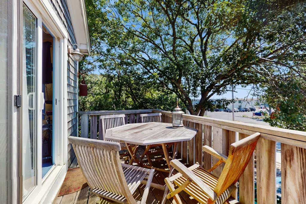 Colorful, family-friendly condo close to the ocean & renovated interior