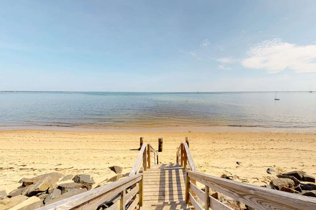 Colorful, family-friendly condo close to the ocean & renovated interior
