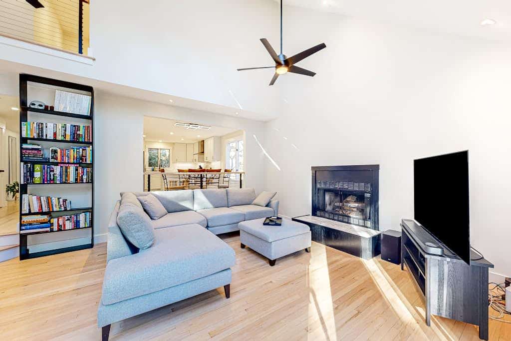 Charming home with private hot tub, firepit, deck, grill, outdoor shower, AC