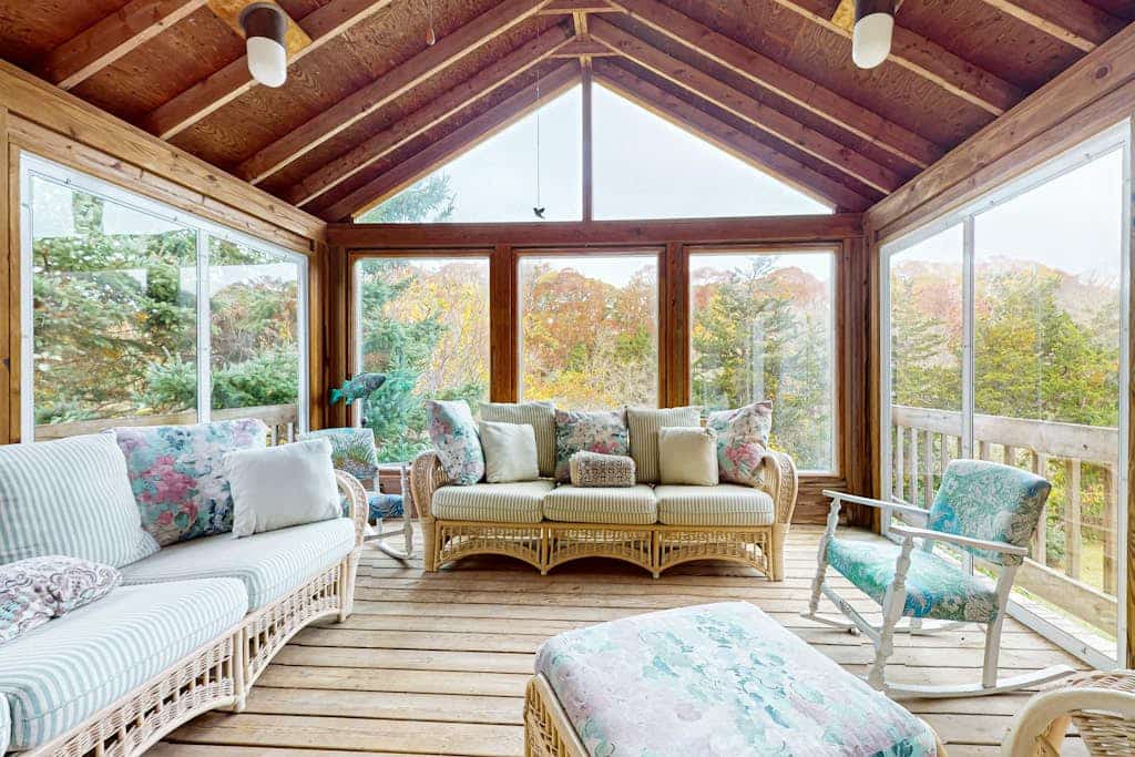 Cozy home close to the beach with deck, porch, W/D, & foosball table