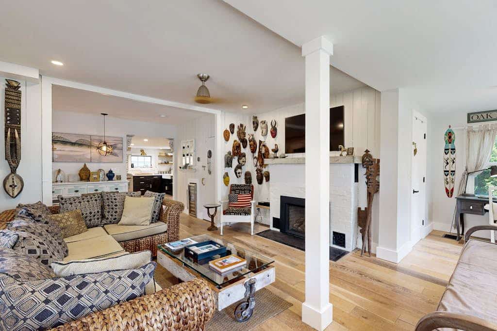 House with guest studio close to town and beach with grill, games, AC & patio