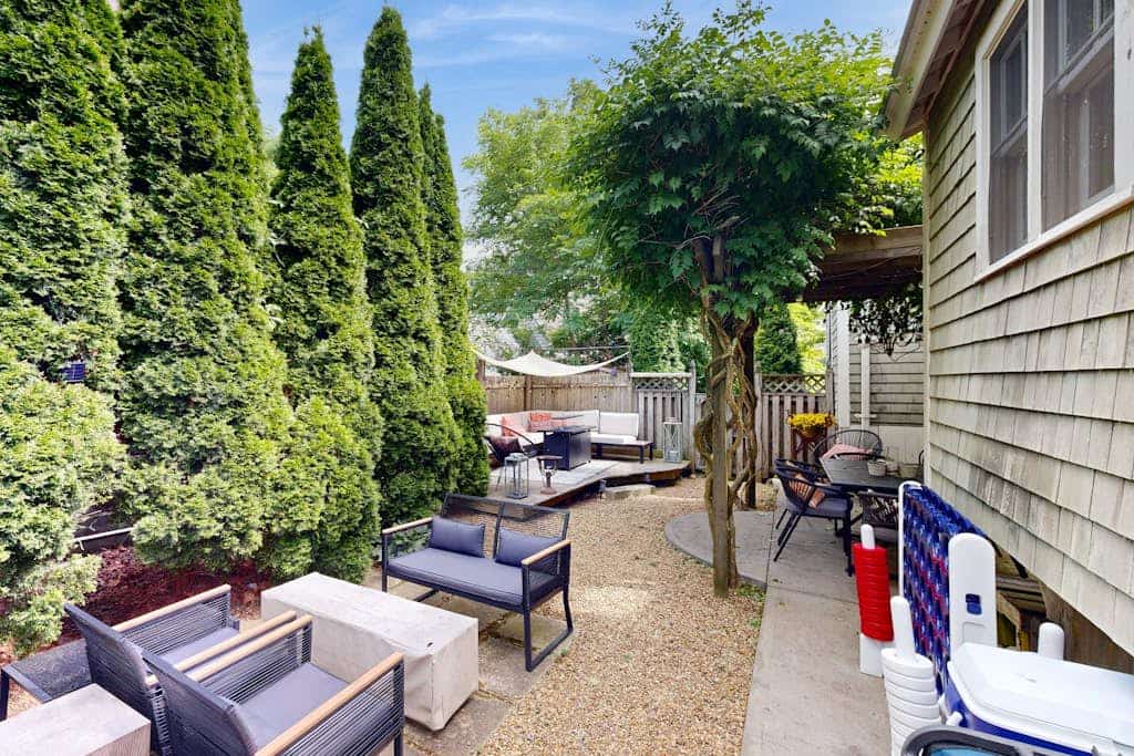 House with guest studio close to town and beach with grill, games, AC & patio