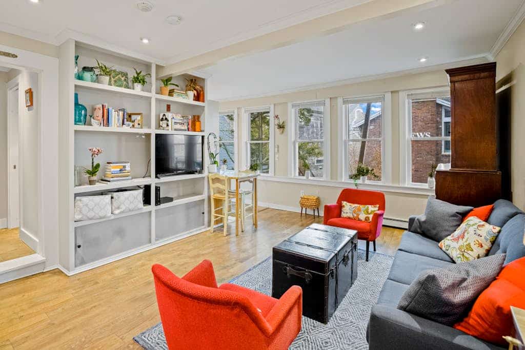 Light-filled condo in the heart of town - steps to beach, restaurants & pier