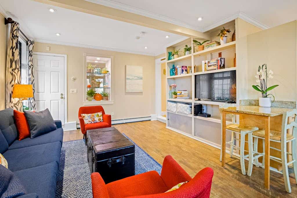 Light-filled condo in the heart of town - steps to beach, restaurants & pier