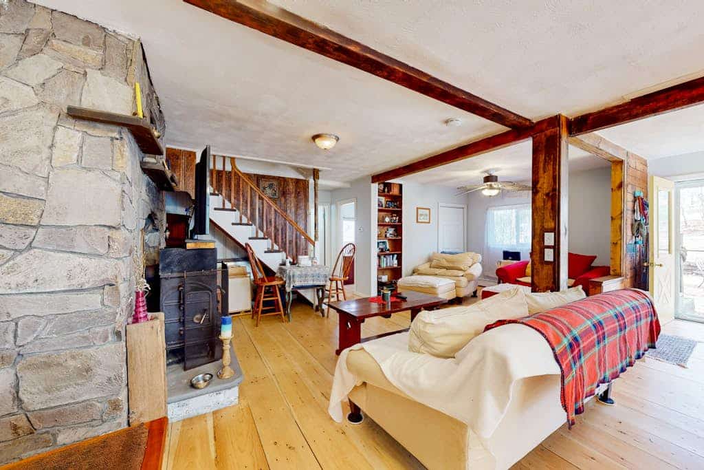 Duplex home blocks from Manomet Beach with balcony, firepit & outdoor space
