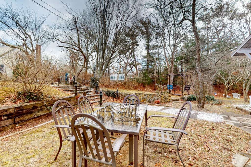 Duplex home blocks from Manomet Beach with balcony, firepit & outdoor space