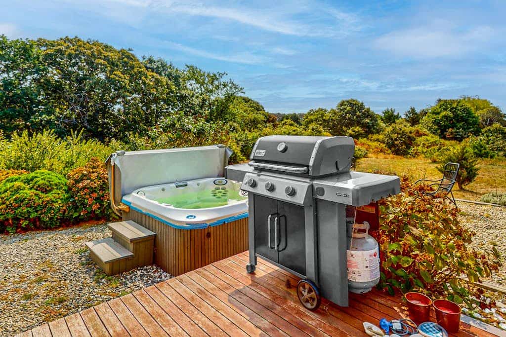 Sun-filled escape with hot tub, deck, bikes, grill, W/D, & central AC