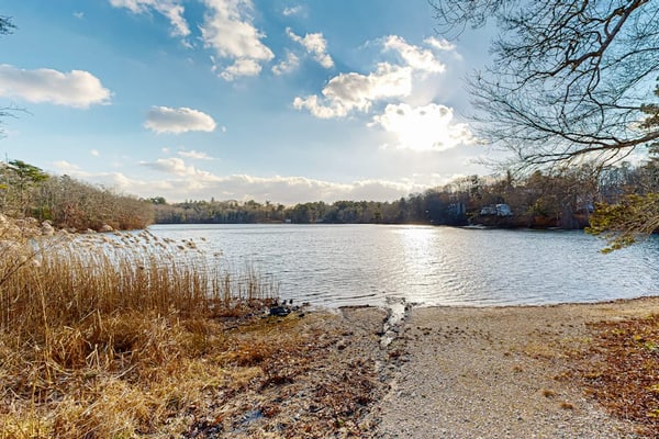 Spacious home close to Peters Pond Beach with porch, AC, W/D, & water view