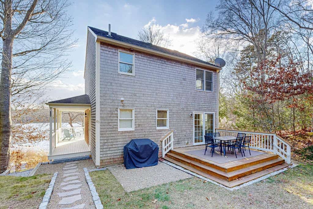 Spacious home close to Peters Pond Beach with porch, AC, W/D, & water view