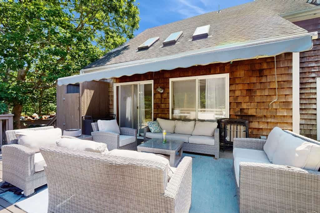 Serene private home w/ large deck & yard on conservation land