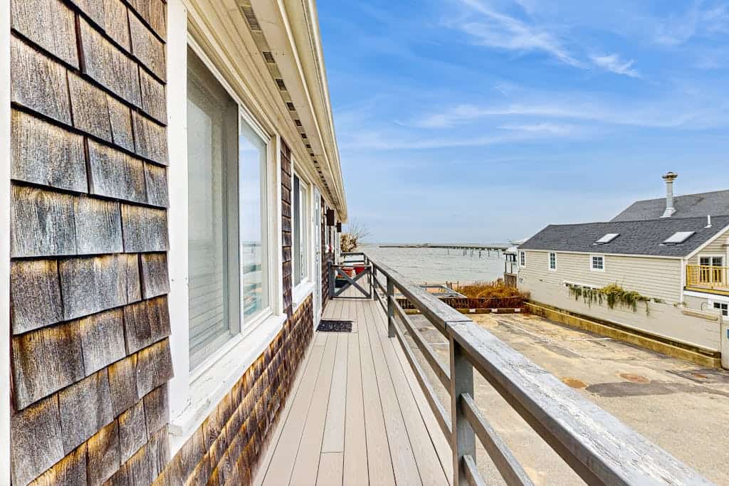 Gorgeous waterfront studio w/ beach access sitting on downtown Commercial Street