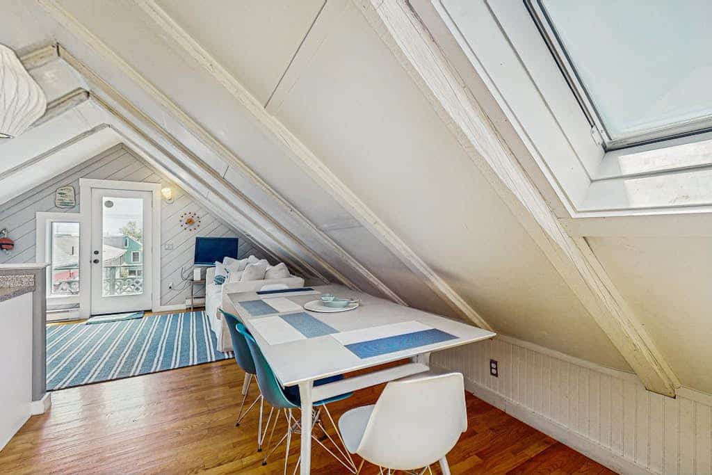 Downtown Studio Loft w/Free WiFi, Balcony, Full Kitchen, and Great Location