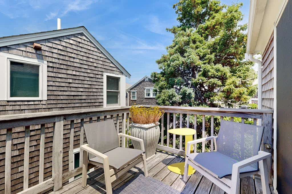 Pristine cottage with charming screened porch & balcony - steps to the Boatslip