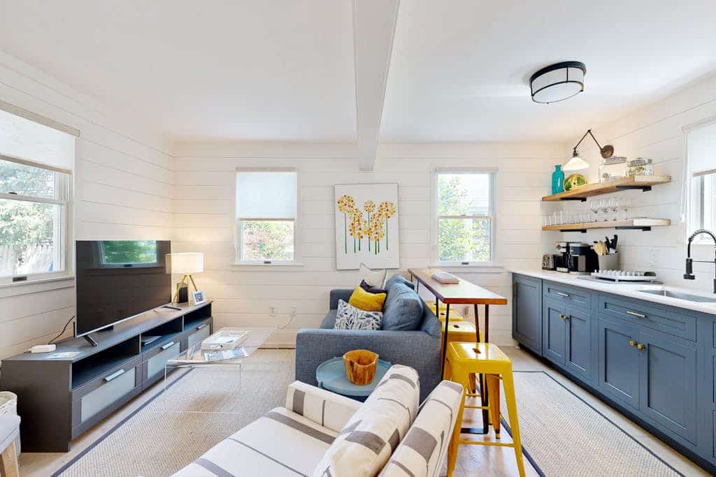 Pristine cottage with charming screened porch & balcony - steps to the Boatslip