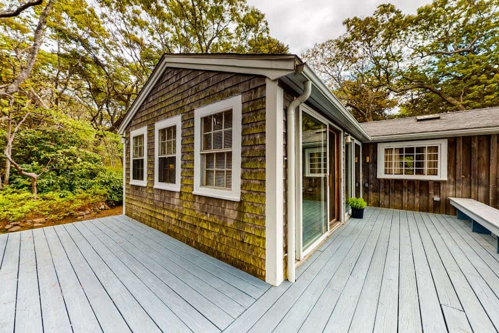 Private & quaint cabin-style home with wraparound porch - small dogs OK