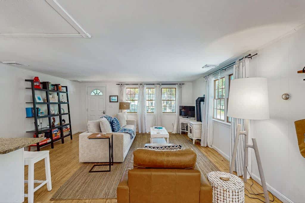 Peaceful Retreat: dog friendly, close to beaches & town; yard w/patio&firepit