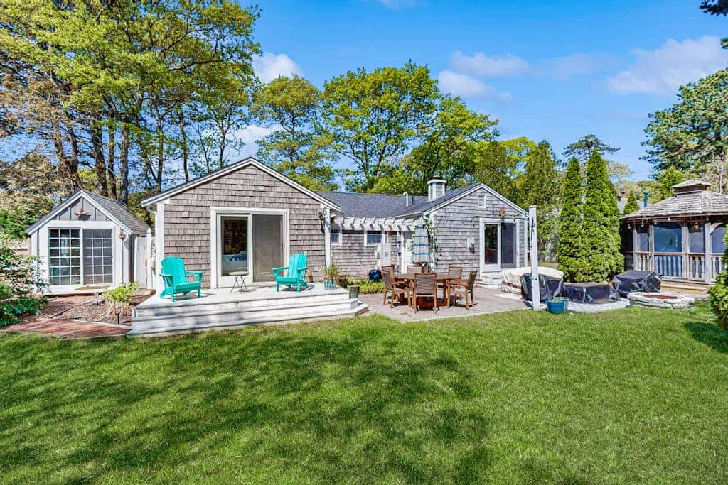 Peaceful Retreat: dog friendly, close to beaches & town; yard w/patio&firepit
