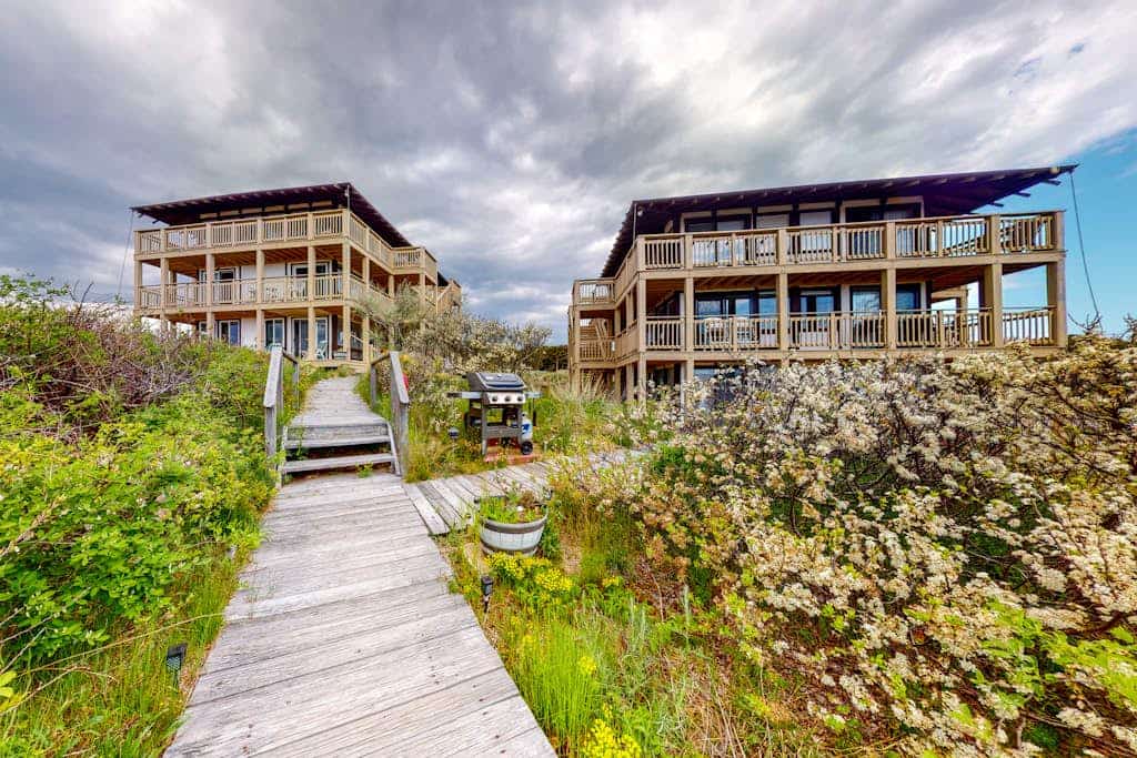 Charming studio steps to beach access with deck, ocean view, kitchenette & grill
