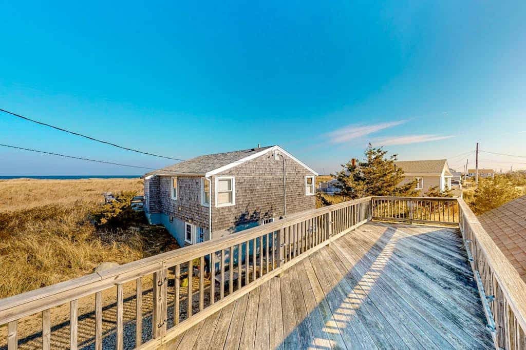 Dog-friendly bay view cottage with a furnished porch, washer/dryer, & roof deck