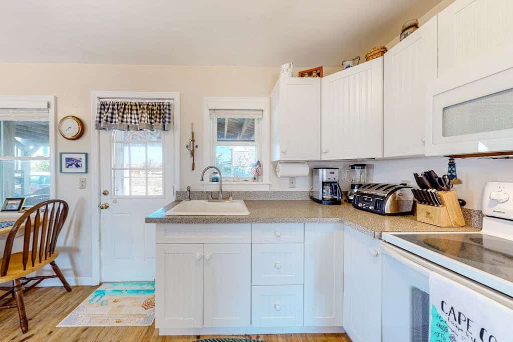 Dog-friendly bay view cottage with a furnished porch, washer/dryer, & roof deck