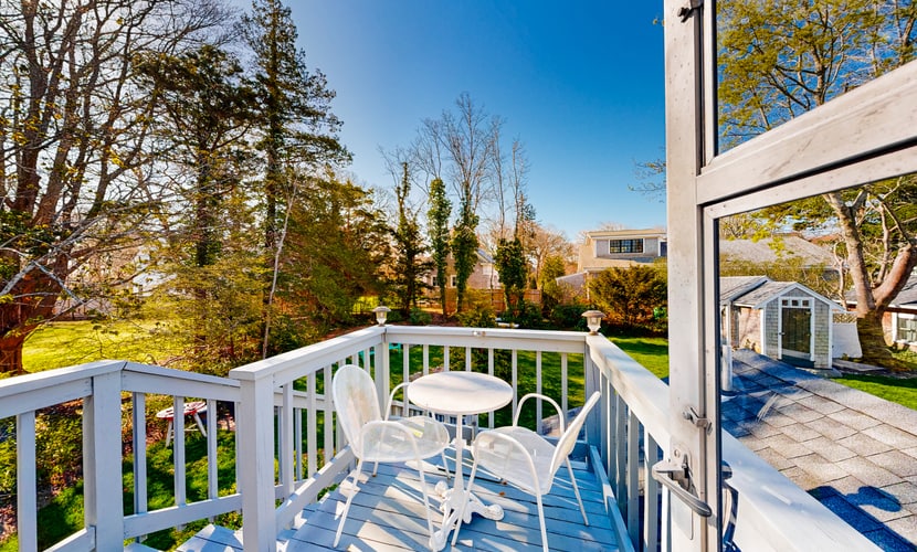Walk-up apartment with deck & grill - walk to beach & town
