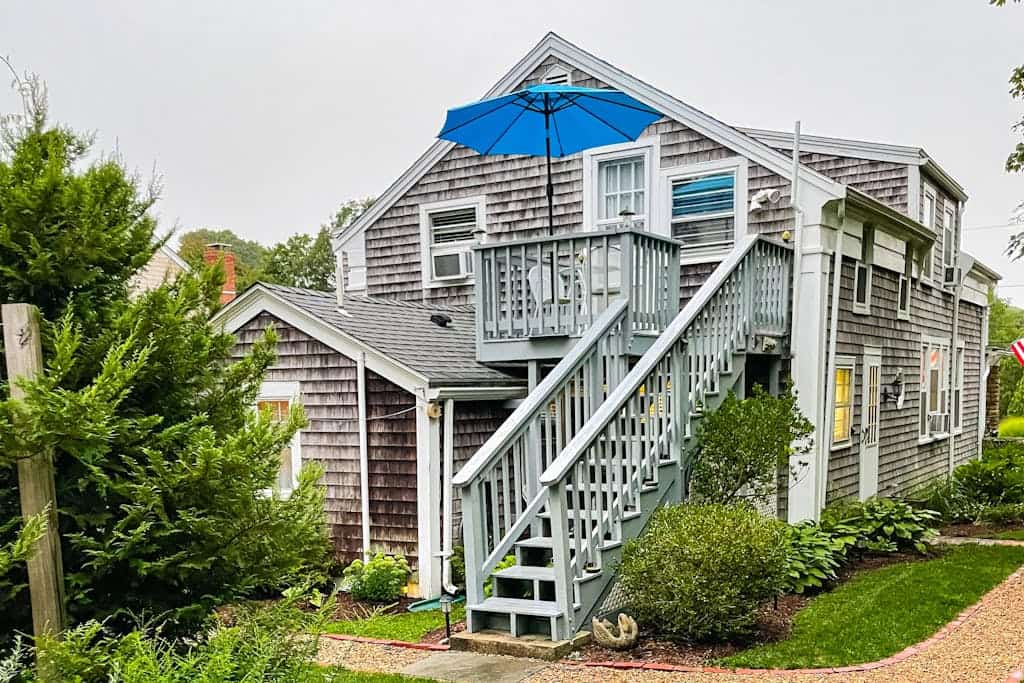Walk-up apartment with deck & grill - walk to beach & town