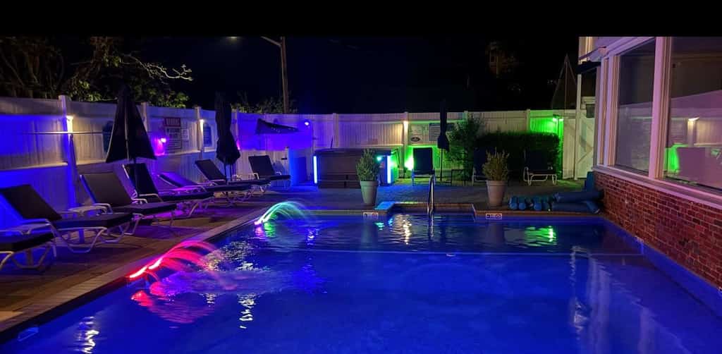 Beautiful condo near the ocean with heated pool, hot tub, grills and kitchenette