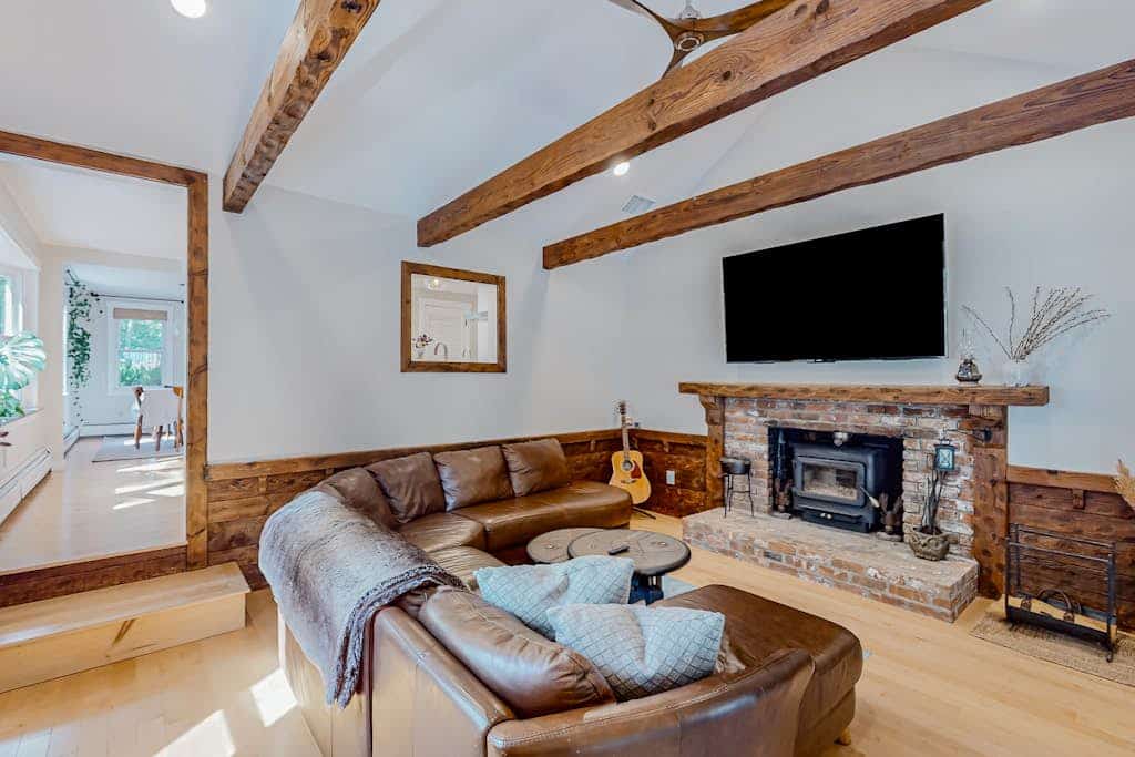Beautifully renovated home near area's beaches with cathedral ceilings & grill