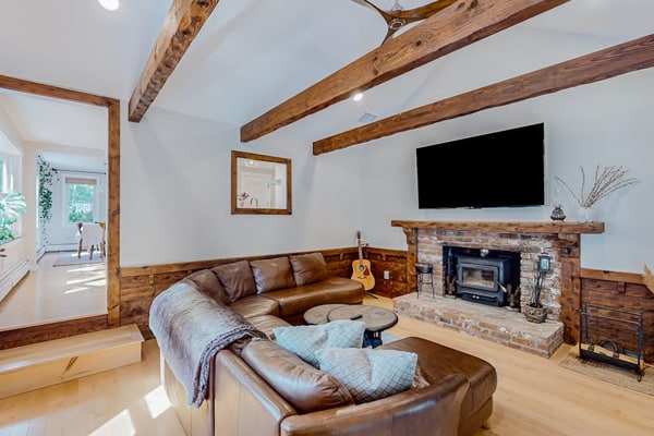 Beautifully renovated home near area's beaches with cathedral ceilings & grill