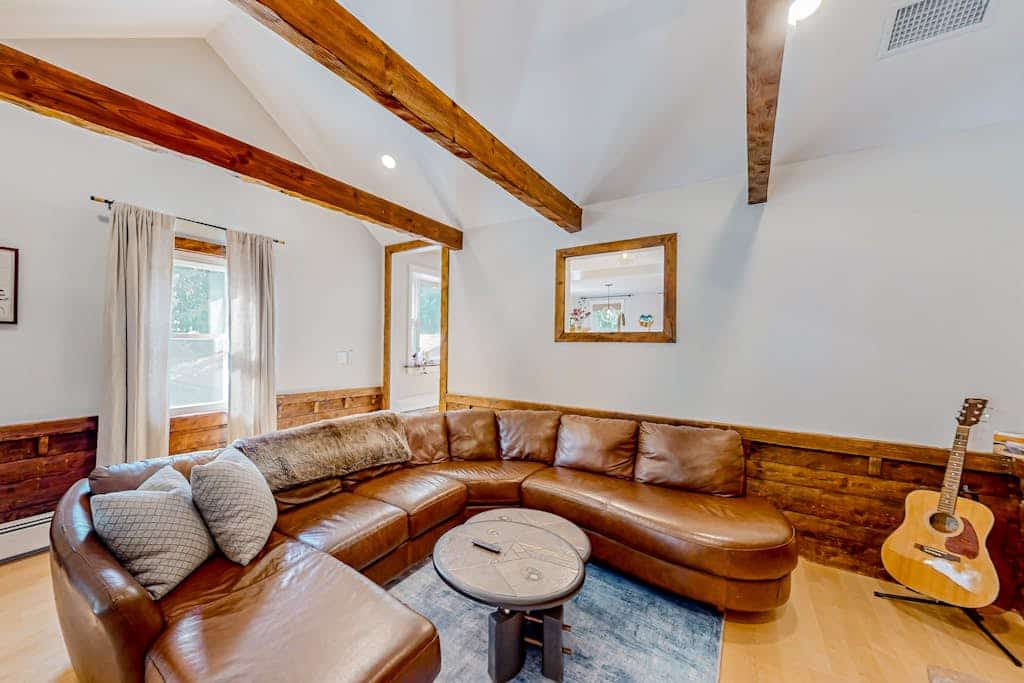 Beautifully renovated home near area's beaches with cathedral ceilings & grill