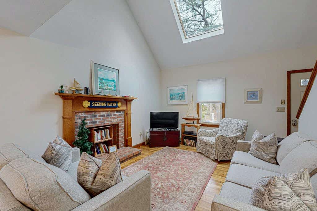 Dog friendly home w/ deck and private gas grill - on the bay side of the Cape