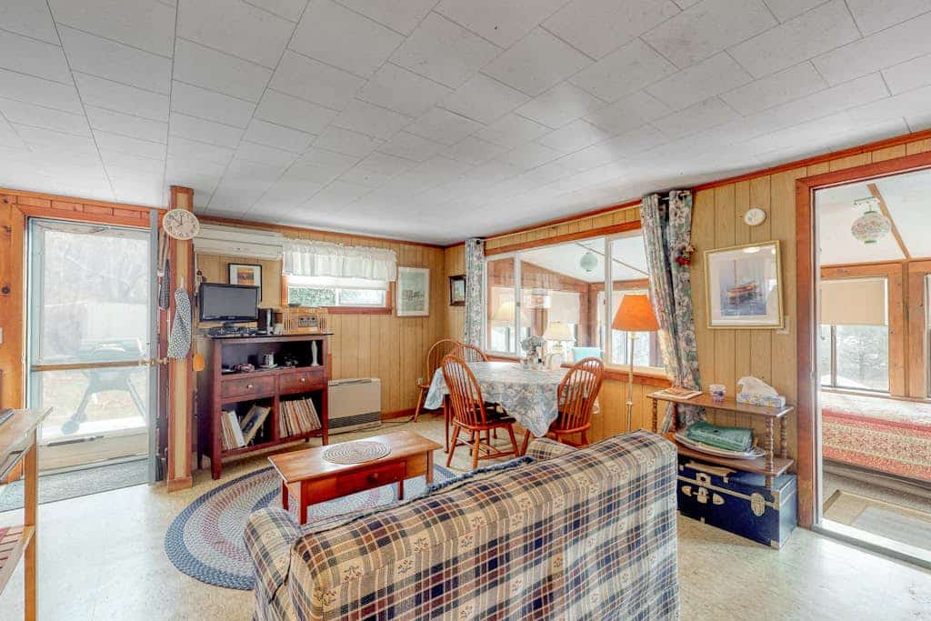 Petite beach home overlooking Follins Pond w/ central A/C and private gas grill