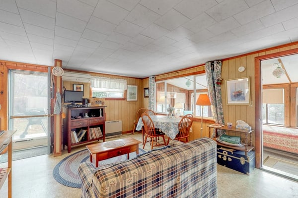 Petite beach home overlooking Follins Pond w/ central A/C and private gas grill