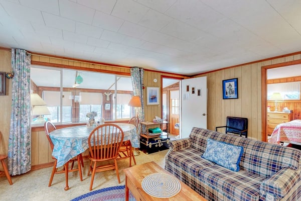 Petite beach home overlooking Follins Pond w/ central A/C and private gas grill