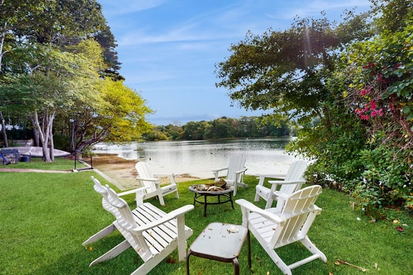 Waterfront gem with deck, bonus den & 2 kayaks - near dining & beach