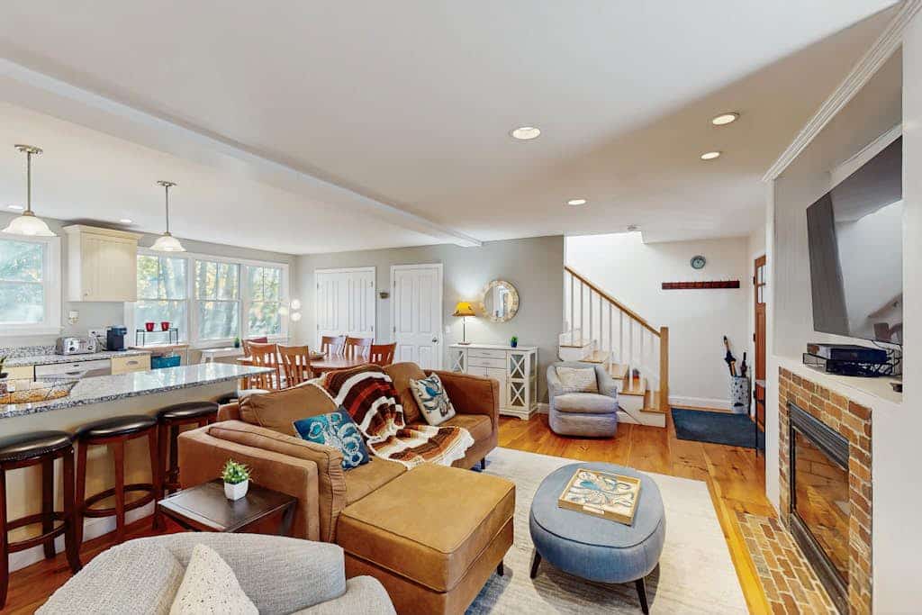 Relaxing vacation home close to the beach with three-season porch, grill & patio