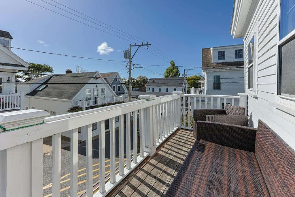 Coastal retreat with sleeping den, balcony, updated kitchen & prime location