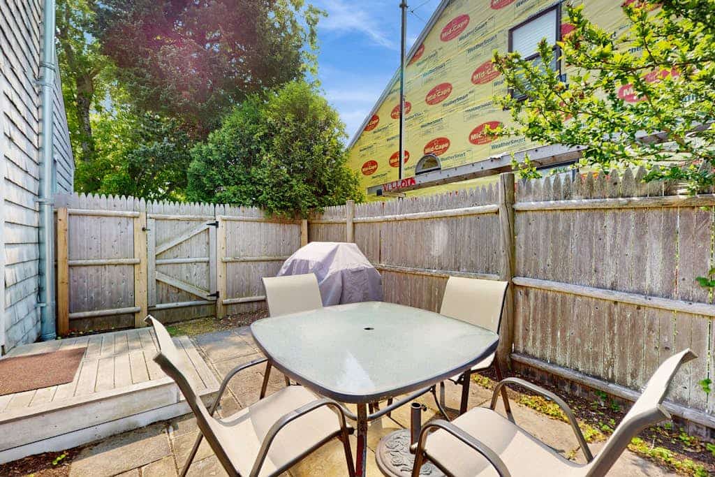 Pristine bungalow with amazing walkable location - WiFi, firepit, dog-friendly