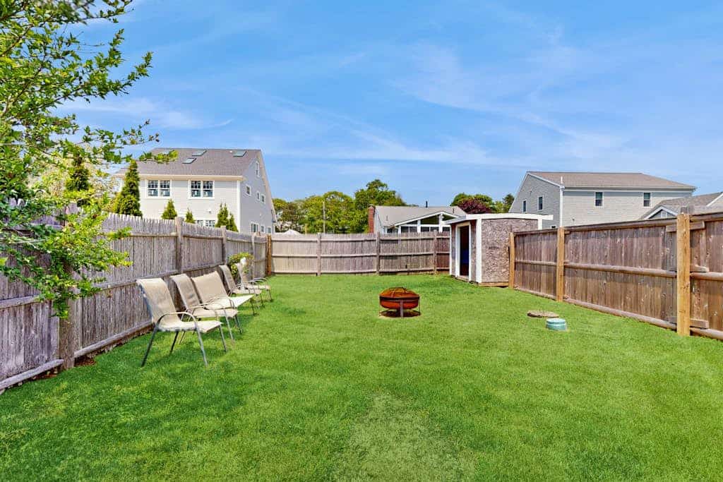 Pristine bungalow with amazing walkable location - WiFi, firepit, dog-friendly