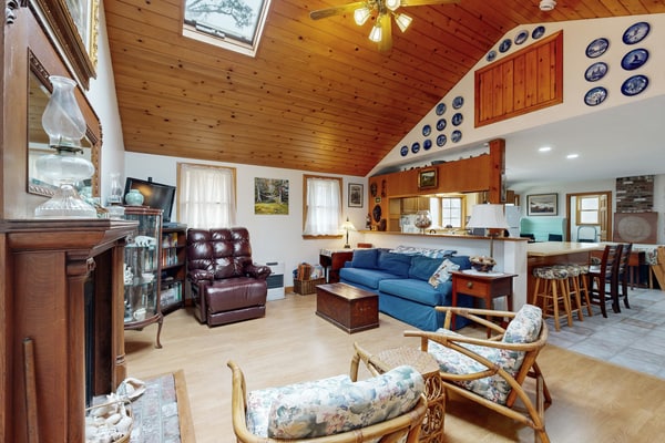 Quaint home across from bike paths with large furnished deck, grill, & W/D