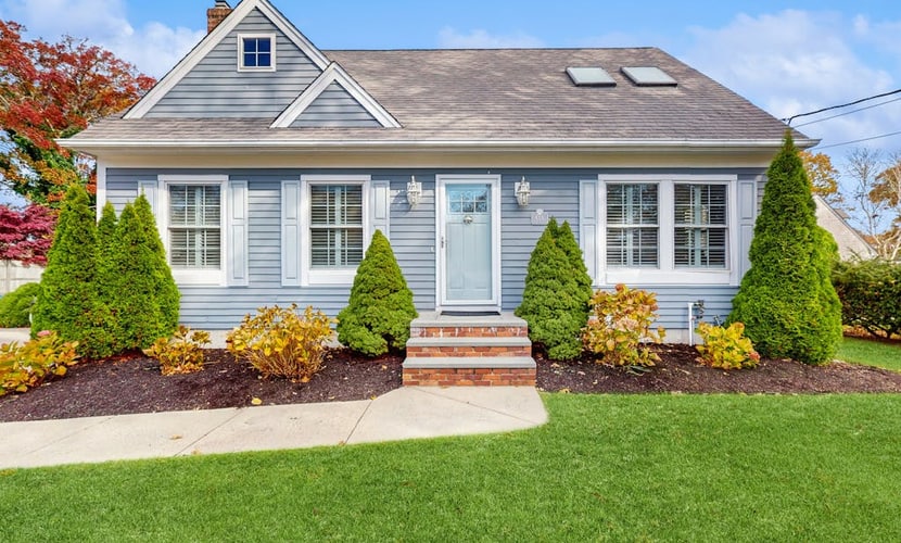 Updated Cozy Cottage: walk to the beach, AC, large yard & fireplace