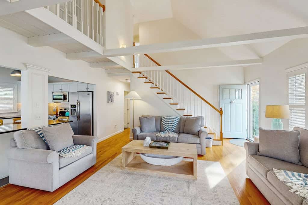 Updated Cozy Cottage:  walk to the beach, AC, large yard & fireplace